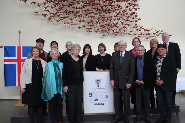Fulltrúar 40 ára stúdenta ásamt foreldrum Margrétar Oddsdóttur, þeim Magðalenu Sigurðardóttur og Oddi Péturssyni.