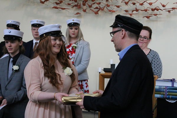 Emma Jóna Hermannsdóttir tekur við verðlaunum Ísfirðingafélagsins frá Guðmundi Jóhannssyni formanni sem fagnaði 30 ára stúdentsafmæli frá MÍ.