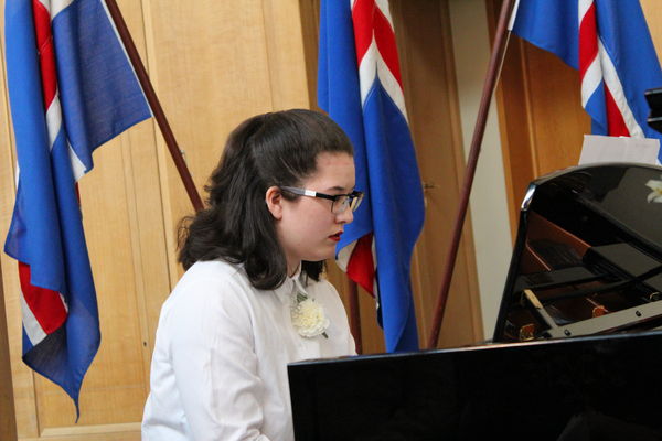 Anna Anika Jónína Guðmundsóttir flytur lagið Í dreamed a dream ásamt Aron Ottó Jóhannssyni og Hilmari Adam Jóhannssyni.