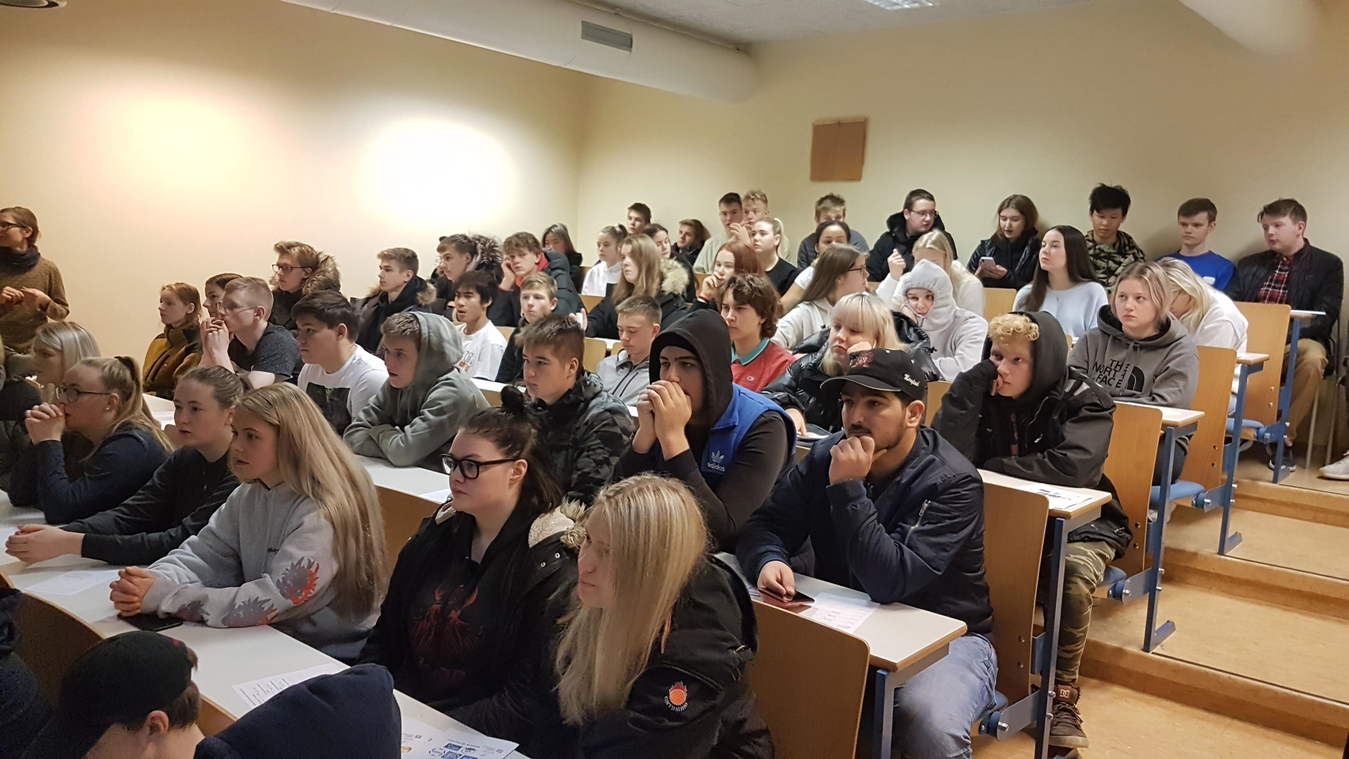 Nemendur hlýða á kynningar frá rannsóknarsamfélagi Vestfjarða