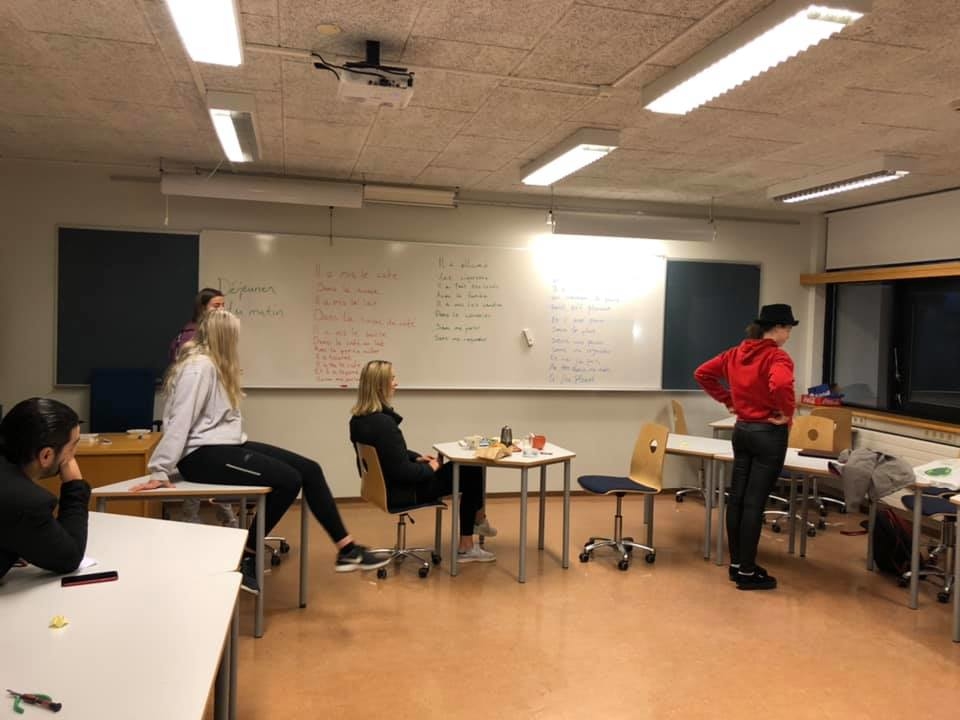 Frönsk menning - ljóð leiklesið