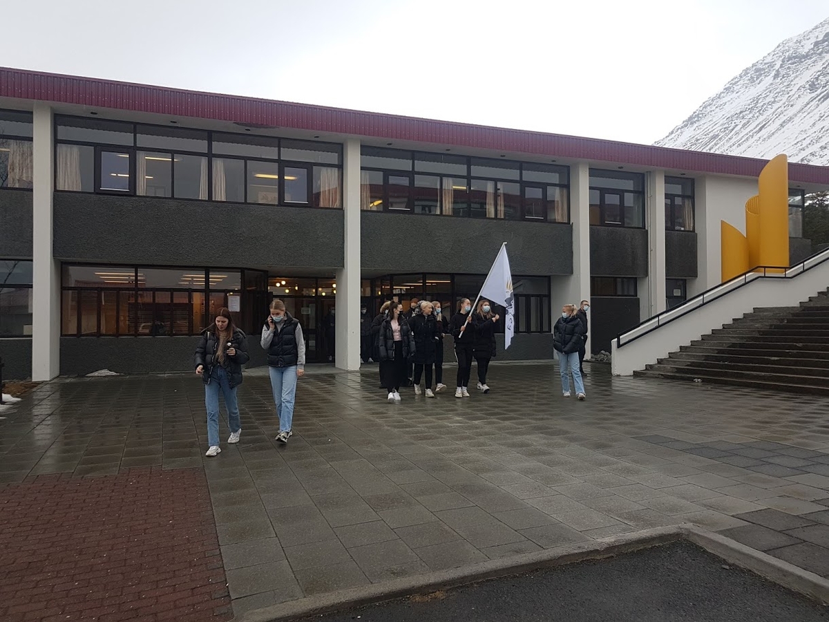 Nemendur leggja af stað í skrúðgöngu í vorveðri, við setningu Sólrisuhátíðar.