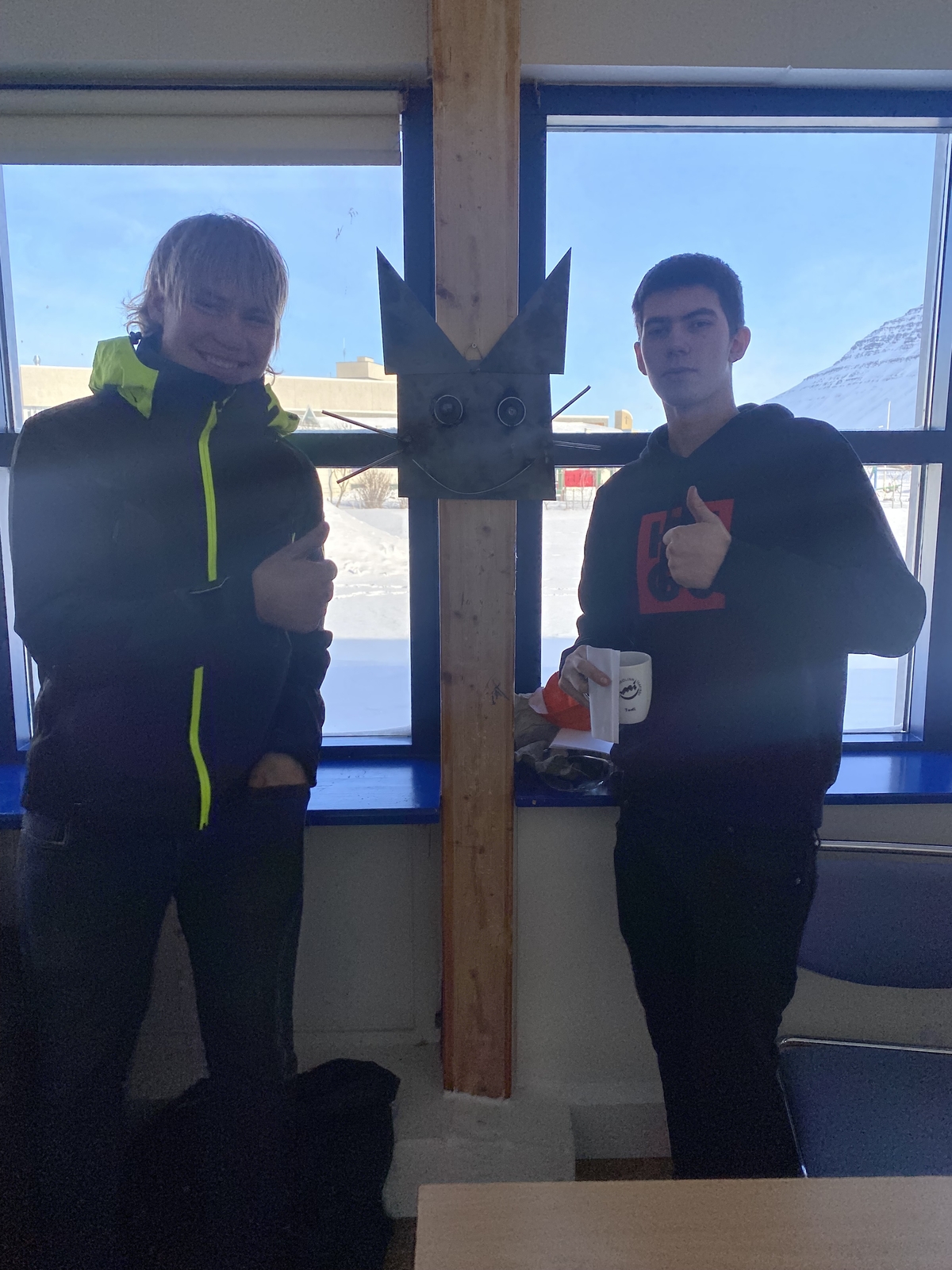 Málmkisi og glaðbeyttir nemendur