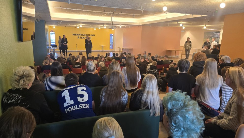 Heiðrún skólameistari ávarpar nemendur og starfsfólk MÍ