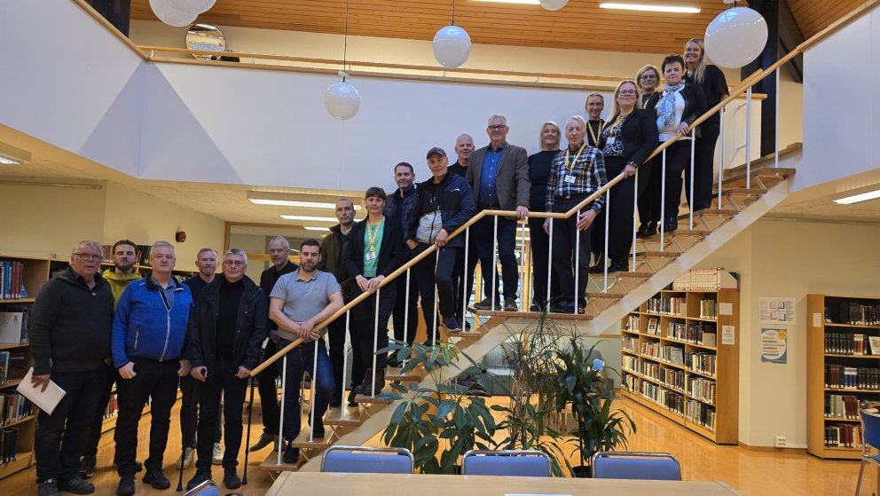 Ráðherra ásamt föruneyti, skólastjórnendum, skólanefnd og aðilum úr atvinnulífinu á Vestfjörðum.