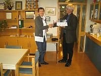 Skólameistari tekur við gjöfinni frá Jóhönnu Oddsdóttur formanni Vestfjarðadeildarinnar