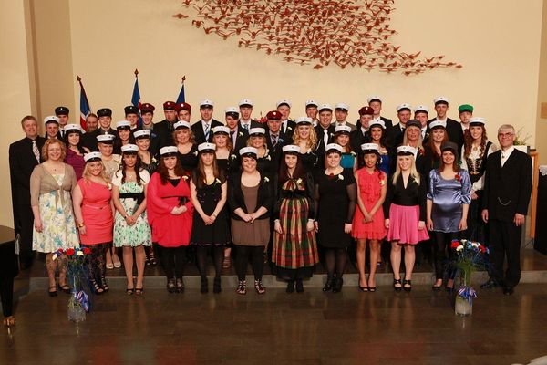 Brautskráðir nemendur ásamt skólastjórnendum. Ljósm. Halldór Sveinbjörnsson.