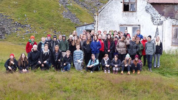 Nýnemar við gamla bæinn á Arnarnesi í Dýrafirði