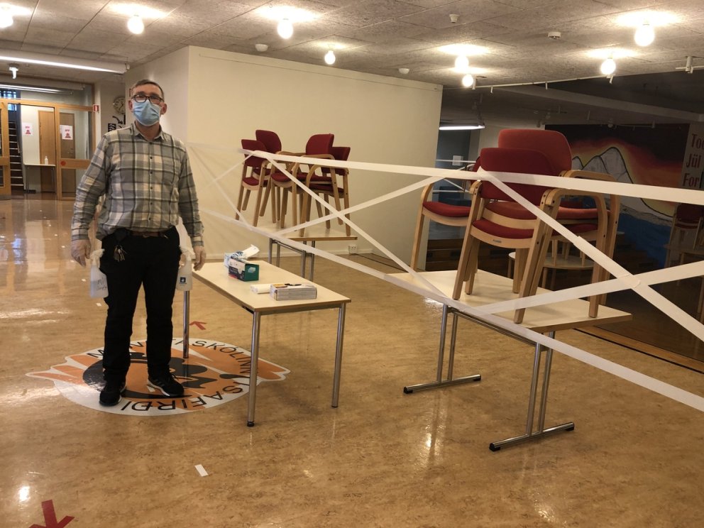 Hermann húsvörður sér m.a. til þess að sóttvarnir skólans séu tryggðar.