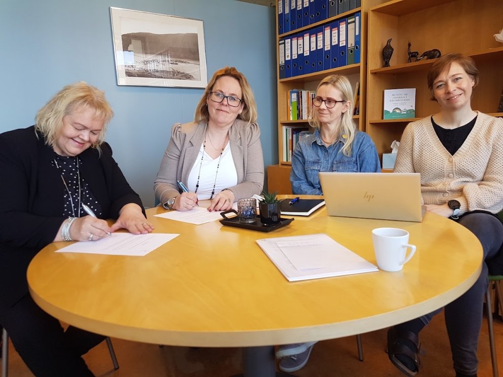 Undirritun samkomulagsins. Frá vinstri: Guðrún Stella Gissurardóttir frá Vinnumálastofnun, Heiðrún T&hellip;