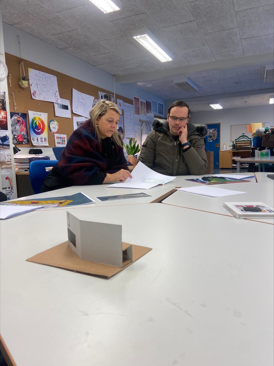 Bæjarstjóri og sviðsstjóri umhverfis- og eignasviðs kynna sér hugmyndir nemenda um hönnun í Ísafjarð…