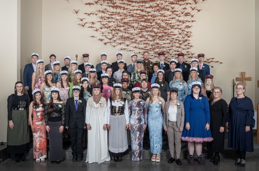 Útskriftarnemar vorið 2024 og stjórnendur skólans