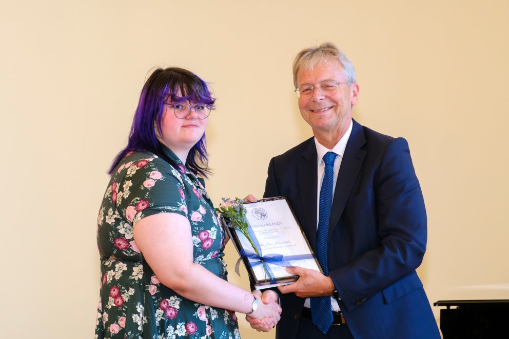 Lilja Jóna Júlíusdóttir ásamt Jóni Atla Benediktssyni rektor HÍ við afhendingu styrks úr afreks- og …