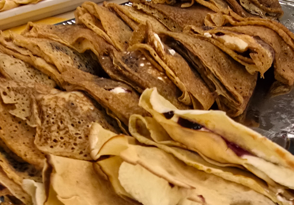 Pönnukökur með rjóma og sultu