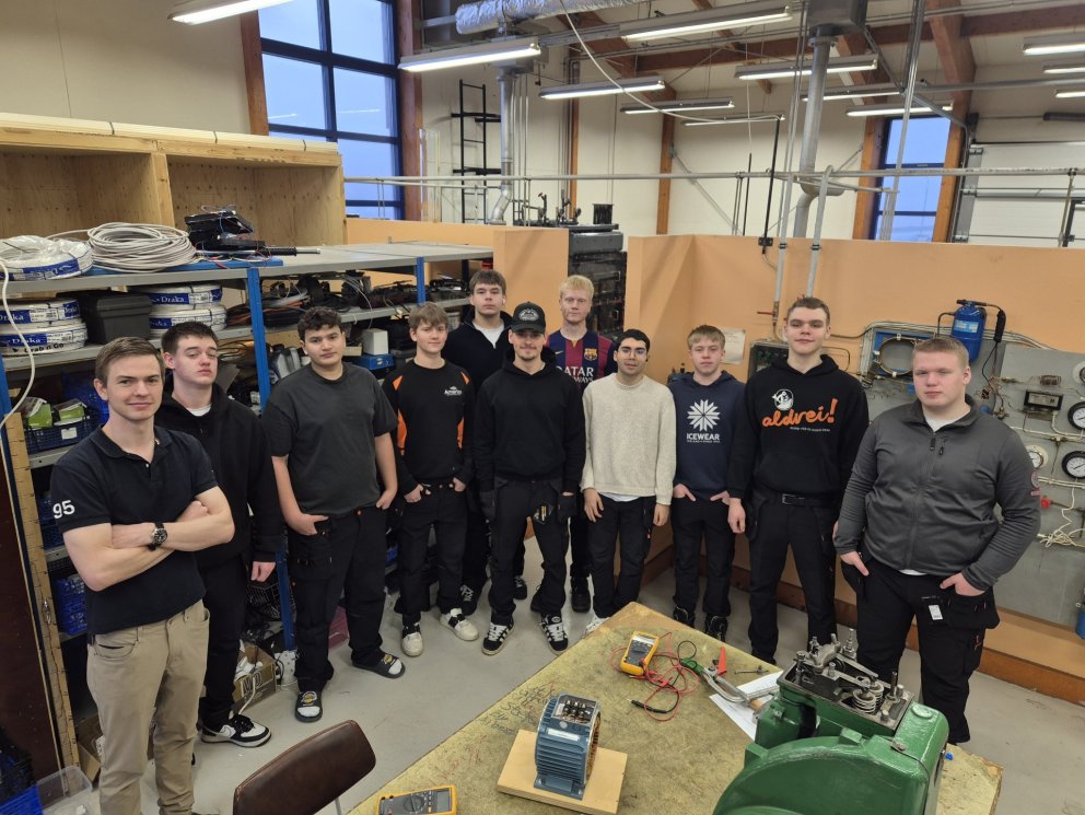 Nemendur í grunnnámi rafiðna ásamt Elvari kennara.