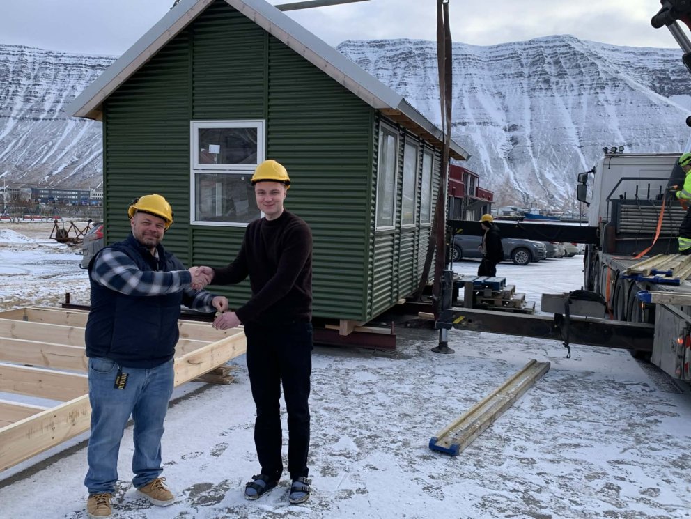 Á myndinni má sjá Þórhall Snædal afhenda Gauta Geirssyni lyklana að húsinu.