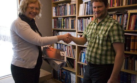 Jón Sigurðsson frá Stjörnuskoðunarfélagi Seltjarnarness afhendir aðstoðarskólameistara gjöfina