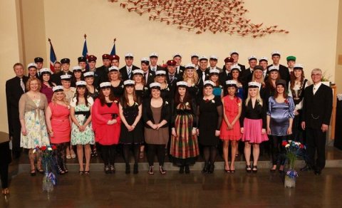 Brautskráðir nemendur ásamt skólastjórnendum. Ljósm. Halldór Sveinbjörnsson.