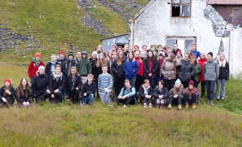 Nýnemar við gamla bæinn á Arnarnesi í Dýrafirði