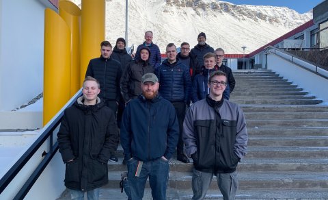 Hópurinn með kennara sínum, deildarstjóra og Tryggva Sigtryggssyni sem hefur verið tengiliður skólan&hellip;