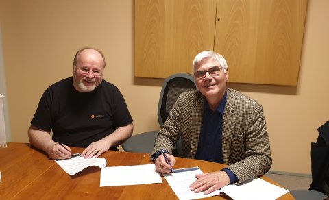 Björn Davíðsson framkvæmdastjóri Snerpu og Jón Reynir Sigurvinsson skólameistari við undirritun samn&hellip;