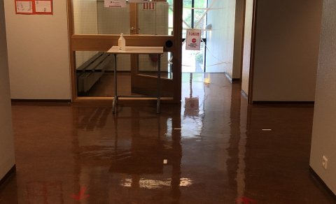 Sprittstöðvar, umferðarmerkingar á göngum og lokun á milli hæða.