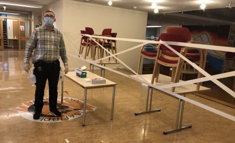 Hermann húsvörður sér m.a. til þess að sóttvarnir skólans séu tryggðar.