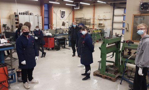 Nemendur ásamt kennara sínum í málmsmiðasal