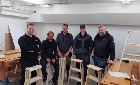 6 húsasmiðir luku sveinsprófi