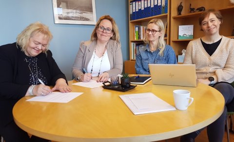 Undirritun samkomulagsins. Frá vinstri: Guðrún Stella Gissurardóttir frá Vinnumálastofnun, Heiðrún T&hellip;