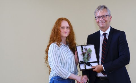 Rán ásamt Jóni Atla Benediktssyni háskólarektor við móttöku styrks úr Afreks- og hvatningarsjóði Hás&hellip;