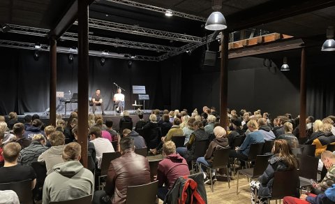 Nemendum og starfsfólki boðið í leikhús