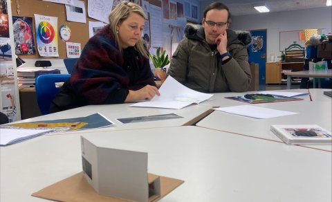 Bæjarstjóri og sviðsstjóri umhverfis- og eignasviðs kynna sér hugmyndir nemenda um hönnun í Ísafjarð&hellip;