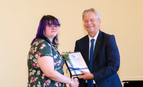 Lilja Jóna Júlíusdóttir ásamt Jóni Atla Benediktssyni rektor HÍ við afhendingu styrks úr afreks- og &hellip;