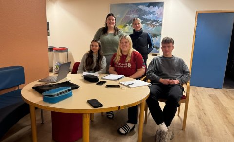 Keppendur MÍ í Gettu betur 2025 ásamt þjálfurum