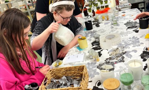 Nemendur heimsækja Kertahúsið