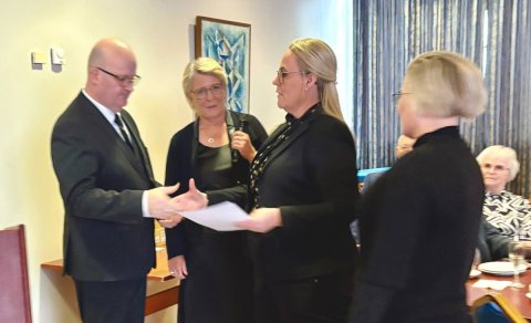 Ingólfur Þorleifsson og Helga Birna Jónsdóttir afhentu f.h. Oddfellow stúkanna Heiðrúnu Tryggvadóttu&hellip;